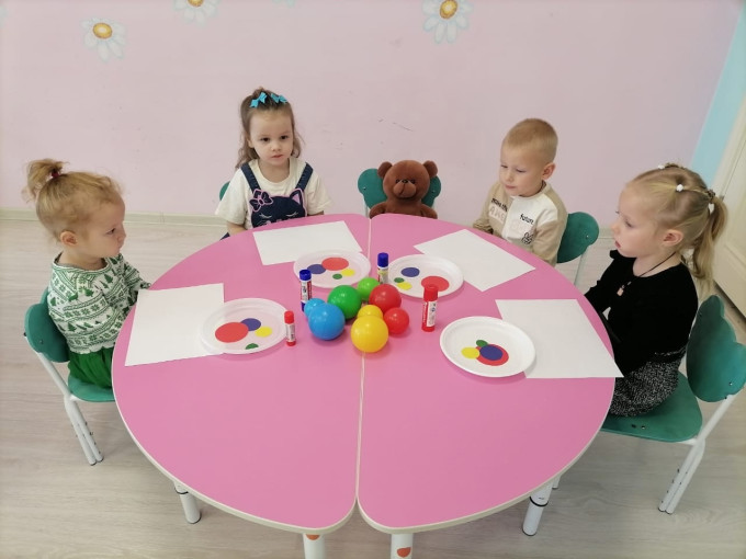Занятие по аппликации "Большие и маленькие мячи". Занятие по аппликации "Большие и маленькие мячи".
